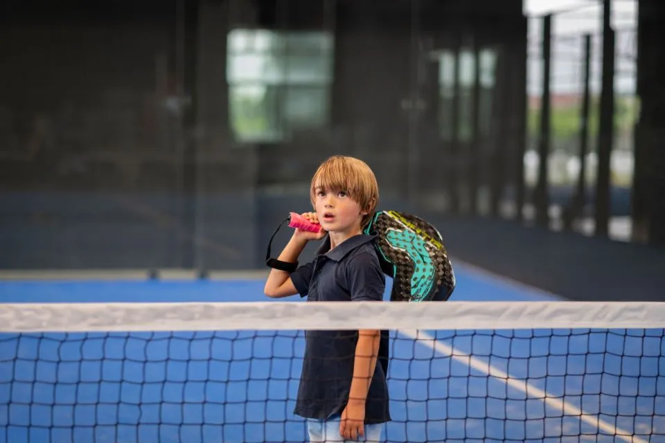 Bambini durante un corso di padel junior